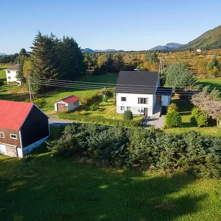 Haus Auf Der Insel Skuloya Ålesund