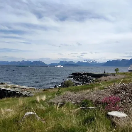 Haus Auf Der Insel Skuloya Ålesund